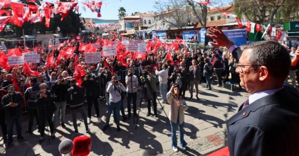 ÖZEL MİTİNGDE ATILAN SLOGANI DÜZELTTİ: EVLADIM O MESAJI MI VERDİK?