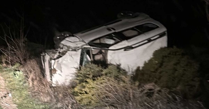 TAKLA ATIP ŞARAMPOLE DEVRİLEN ARAÇTA 4 KİŞİ YARALANDI  