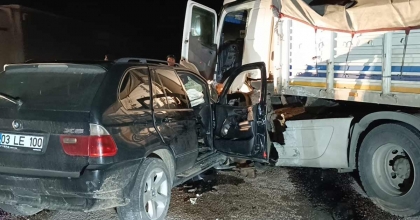 TIRLA ÇARPIŞAN OTOMOBİLDE 3’Ü POLİS MEMURU 4 KİŞİ YARALANDI  