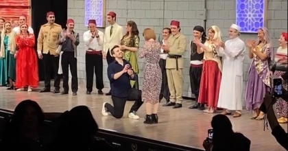 TİYATRO OYUNUNDA İLGİNÇ ANLAR: SAHNEYE KOŞUP EVLİLİK TEKLİF ETTİ