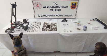 UYUŞTURUCU BASKINI YAPILAN EVDE 313 ADET TARİHİ ESER ELE GEÇİRİLDİ  