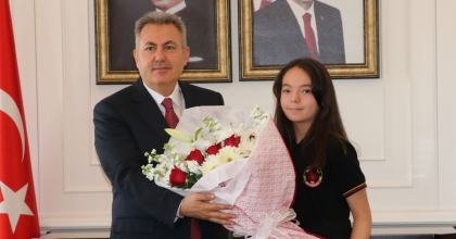 İZMİR'DE VALİLİK KOLTUĞU EDA'NIN 