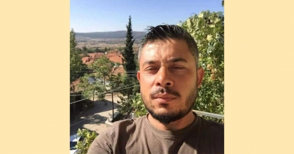 EŞİ VE KIZININ GÖZÜ ÖNÜNDE BIÇAKLANARAK ÖLDÜRÜLDÜ