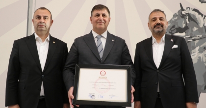 İZMİR BÜYÜKŞEHİR BELEDİYE BAŞKANI CEMİL TUGAY MAZBATASINI ALDI   