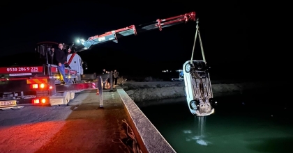 OTOMOBİL KÖPRÜDEN SUYA UÇTU: 2 ÖLÜ 