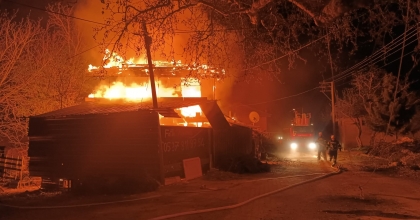 ALEVLER GECEYİ AYDINLATTI; EV KÜLE DÖNDÜ