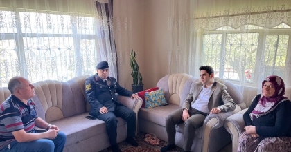 KAYMAKAM GEDİK’TEN ŞEHİT POLİS MEMURUNUN AİLESİNE BAYRAM ZİYARETİ   