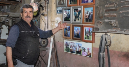 ATA MİRASLARINI TAMİR EDİP SERGİLİYOR, GÖRENLERİ TARİHTE YOLCULUĞA ÇIKARIYOR