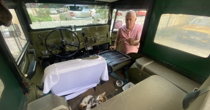 ÖZEL YAPIM ARACINI ANNE KEDİ VE YAVRULARINA TAHSİS ETTİ