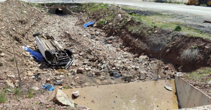 ALANYA'DA KONTROLDEN ÇIKAN OTOMOBİL DEREYE UÇTU; 1 ÖLÜ