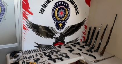 İZMİR'DE YASA DIŞI SİLAH TİCARETİ YAPAN SEVGİLİLER YAKALANDI 