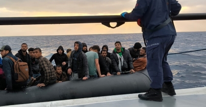 GÖÇMEN BOTU, BATMA TEHLİKESİ GEÇİRDİ   