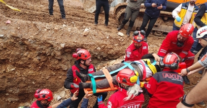 BODRUM'DA İŞÇİLER TOPRAK ALTINA KALDI   