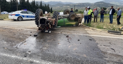 OTOMOBİLİN ÇARPTIĞI TRAKTÖR İKİYE BÖLÜNDÜ: 2 YARALI 