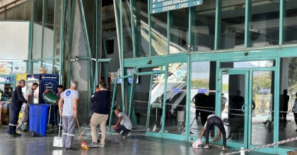 FRENİ BOŞALAN OTOBÜS ÇARPARAK DURABİLDİ  