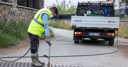 İZMİR'DE SİVRİSİNEK VE HAŞERE İLE MÜCADELE 12 AY SÜRÜYOR   