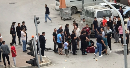 KAÇAN OTOMOBİLİN ALTINDA KALMAKTAN SANİYELERLE KURTULDULAR