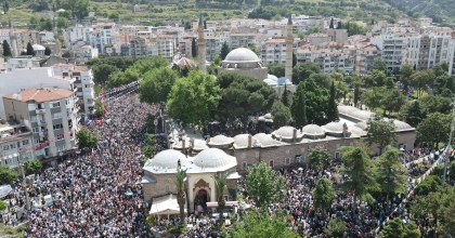 ON BİNLERCE EL ŞİFAYA UZANDI