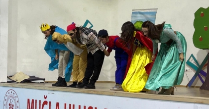 MUĞLA’DA ÜNİVERSİTE ÖĞRENCİLERİ ÇOCUKLARA TİYATRO OYUNU SERGİLEDİ   