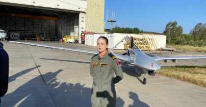 TEK KADIN İHA PİLOTU HEM MAVİ VATANI HEM DE GÖK VATANI KORUYOR   