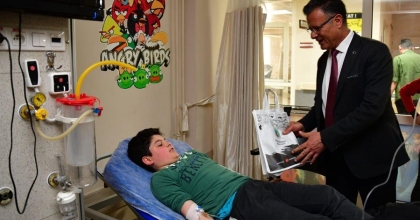 BAŞKAN ÖKÜZCÜOĞLU HASTANEDEKİ ÇOCUKLARIN BAYRAMINI KUTLADI