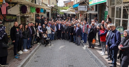 BAŞKAN SAHAYA İNDİ, ESNAFLARLA BİR ARAYA GELDİ  