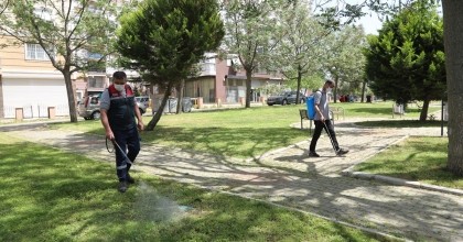 BAYRAKLI PARK VE BAHÇELERİNDE İLAÇLAMA YAPILDI  