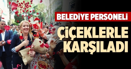 BELEDİYE PERSONELİ ÇİÇEKLERLE KARŞILADI