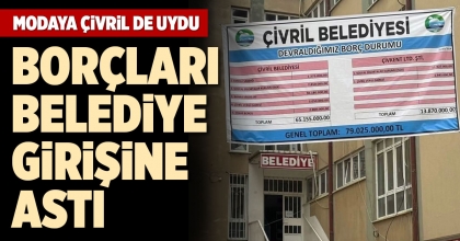 BORÇLARI BELEDİYE GİRİŞİNE ASTI