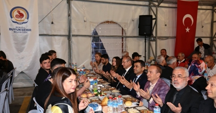 ÇAVUŞOĞLU İFTAR SOFRASINDA VATANDAŞLA BULUŞTU