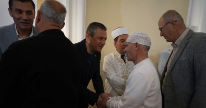 CHP GENEL BAŞKANI ÖZEL BAYRAM NAMAZINI MANİSA’DA KILDI  