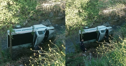 DİREKSİYON HAKİMİYETİNİ KAYBEDEN KAMYONET DEREYE UÇTU: 2 YARALI  