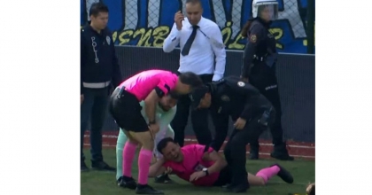 HAKEM, YARALANMASINA RAĞMEN MAÇA DEVAM ETTİ  