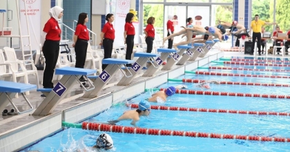 HERKES İÇİN YÜZME YARIŞLARINDA BÜYÜK HEYECAN