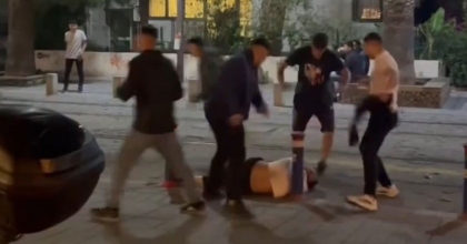 İZMİR'DE 7 KİŞİ 2 KİŞİYİ ÖLDÜRESİYE DÖVDÜ, O ANLAR KAMERADA