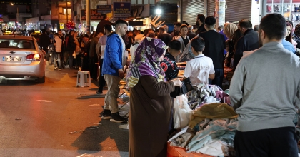 İZMİR'DE BİNLERCE İNSAN CADDEDE KURULAN TEZGAHLARA AKIN ETTİ  