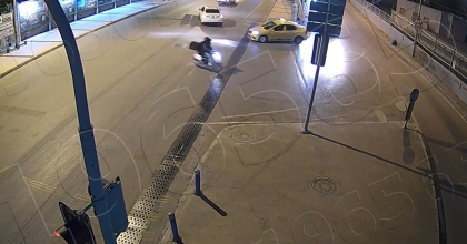 İZMİR’DE MOTOSİKLETLİ KAPKAÇÇILAR KISKIVRAK YAKALANDI