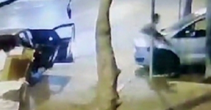 İZMİR'DE OYUNCAK TÜFEKLE GASP ANI KAMERADA