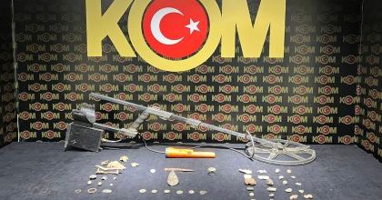 İZMİR'DE TARİHİ ESER KAÇAKÇISI YAKALANDI