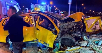 İZMİR’DE TİCARİ TAKSİ BARİYERLERE ÇARPTI: 1 ÖLÜ, 5 YARALI  