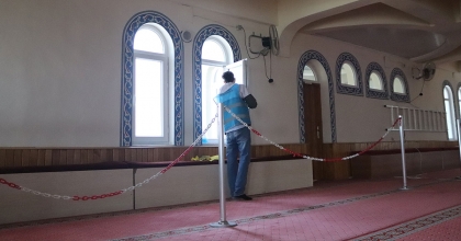 İZMİR’DE YÜKÜMLÜLER, CAMİLERİ RAMAZAN BAYRAMI’NA HAZIRLIYOR