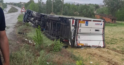 KAYGANLAŞAN YOLDAN ÇIKAN TIR DEVRİLDİ