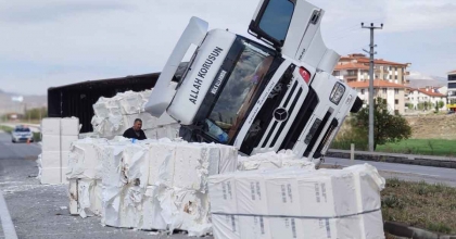 KONTROLDEN ÇIKAN SELÜLOZ YÜKLÜ TIR DEVRİLDİ
