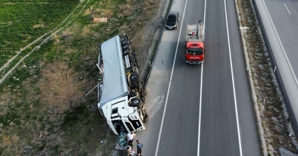 KONTROLDEN ÇIKAN TEMİZLİK MALZEMESİ YÜKLÜ TIR DEVRİLDİ
