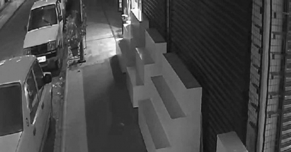 MANİSA'DA OTOMOBİL HIRSIZLIĞI KAMERADA  