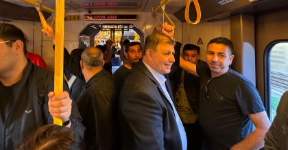METRODA BAŞKAN TUGAY'I GÖRENLER ÖNCE ŞAŞIRDI SONRA FOTOĞRAF ÇEKTİRDİ