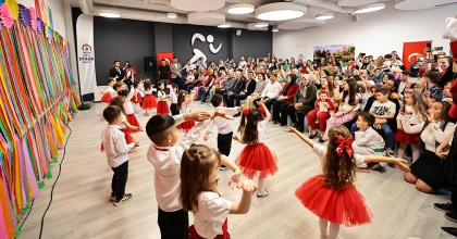 MİNİKLERİN GÖSTERİSİ AYAKTA ALKIŞLANDI