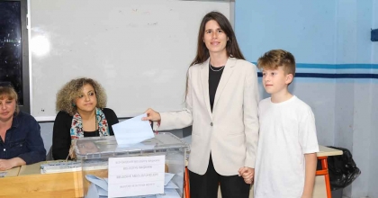 MUSTAFA DENİZLİ'NİN KIZI LAL DENİZLİ BELEDİYE BAŞKANI SEÇİLDİ 