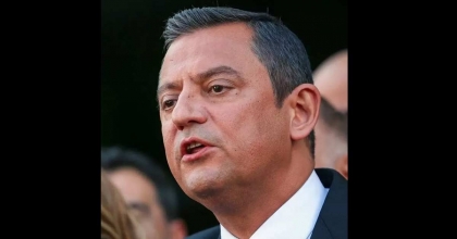 ÖNCE GÖZLÜKLERİ ATTI ŞİMDİ DE SAÇINI BOYATTI