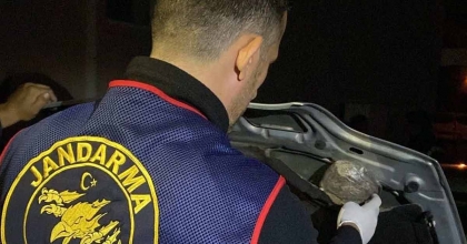 OTOMOBİLİN KAPORTASINDAN UYUŞTURUCU ÇIKTI  